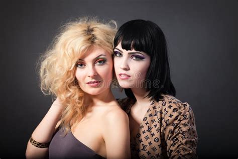 Deux Jeunes Filles Lesbiennes Photo Stock Image Du Dame Renivellement