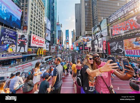 Times square new york crowd hi-res stock photography and images - Alamy