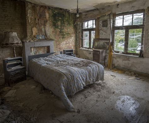 Ο χρήστης Forgotten Heritage στο Twitter Heavily Decayed Bedroom In