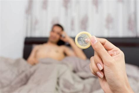Cara Pakai Kondom Yang Benar Saat Seks Oral