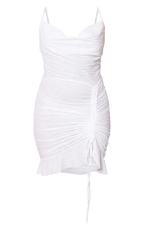 robe moulante blanche texturée à col bénitier volants bretelles prettylittlething fr