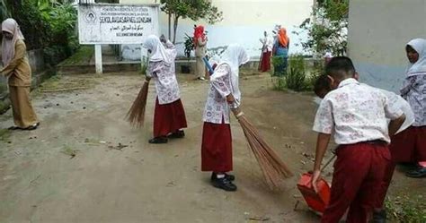 Gotong royong di indonesia ini sudah berlangsung sejak kepemimpinan ir.soekarno, bahkan beliau menyampaikan dalam sidang bpupki pada tahun 1945 bahwa gotong royong merupakan jiwa masyarakat indonesia. Contoh Gambar Gotong Royong Dan Penjelasannya - Paimin Gambar