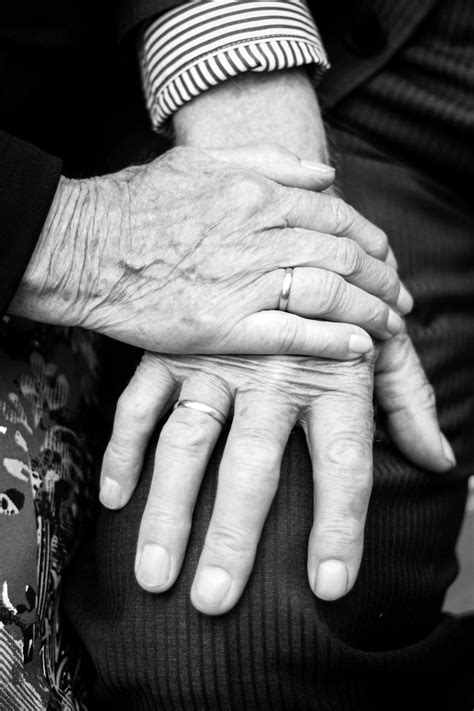 Wauw Wat Mooi 60jaar Getrouwd Als Dat Geen Echte Liefde Is Cute Old Couples Older Couples