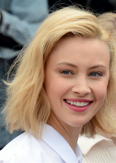 Jump to navigation jump to search. Sarah Gadon — Wikipédia