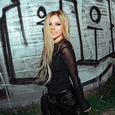 Avril Lavigne On Instagram “🖤” Avril Lavigne Cantores Instagram