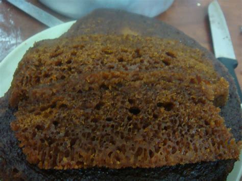 1 cawan gula pasir 2 sudu besar marjerin 1 cawan air panas 1cawan tepung gandum(ayak dahulu) 2 sudu besar soda bikarbonate(ayak dahulu). Warisan Bonda Resepi: Kek Sarang Semut a.k.a Kek Gula Hangus