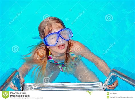 Ragazza Negli Occhiali Di Protezione Di Nuotata Immagine Stock Immagine Di Bagnato Divertente