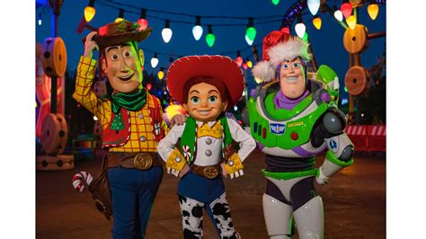 Toy Story Land Gets Festive For The Holidays Allearsnet