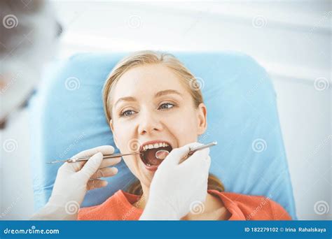 La Femme De Sourire Heureuse Est Examinée Par Le Dentiste à La Clinique Dentaire Dents Saines