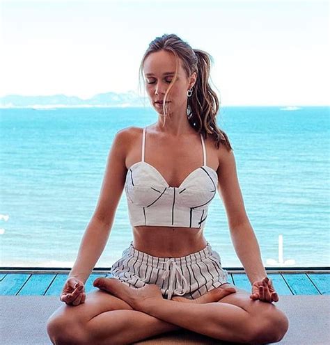 Mariana Ximens Mostra Momento De Meditação Com Linda Paisagem Casa E