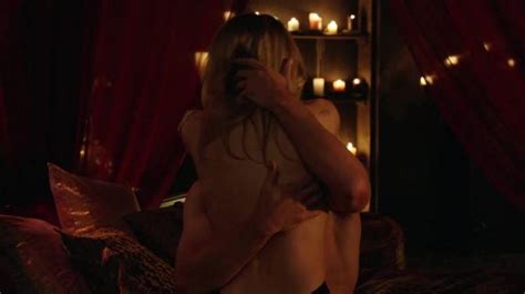 Emily Bett Rickards Desnuda En Arrow