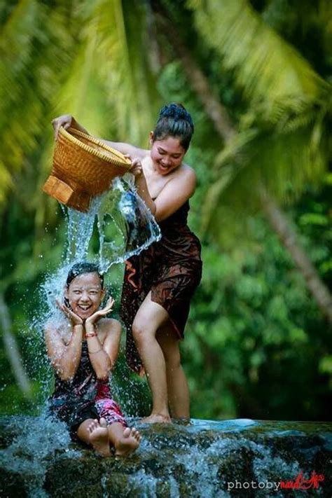 artistik paduan pemandangan sungai dengan gadis mandi pemandangan fotografi desa fotografer