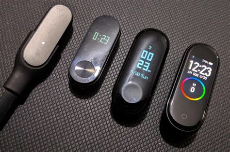 It's actually 1mm wider, but you'd be hard pressed to tell the difference between them, even holding both devices. (Xiaomi Mi Band) A história da fitness band mais popular ...
