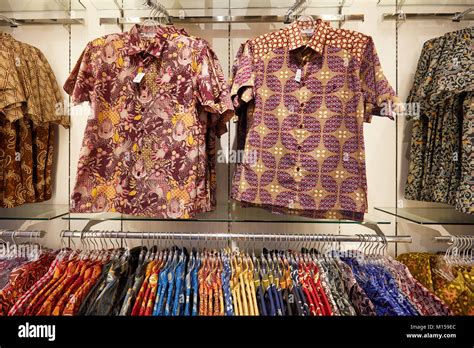 Eine Auswahl An Indonesische Batik Hemden In Einem Shop Auf Malioboro