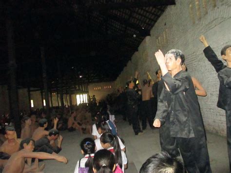 Học sinh tham quan Bảo tàng Bình Dương và Nhà tù Phú Lợi Trường THCS
