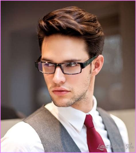 These mens hairstyles for thin hair look stylish. Older Mens Hairstyles For Thin Hair - LatestFashionTips.com