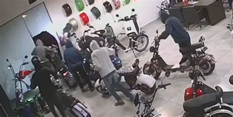 Quadrilha invade loja em Americana e furta 8 motos veja o vídeo