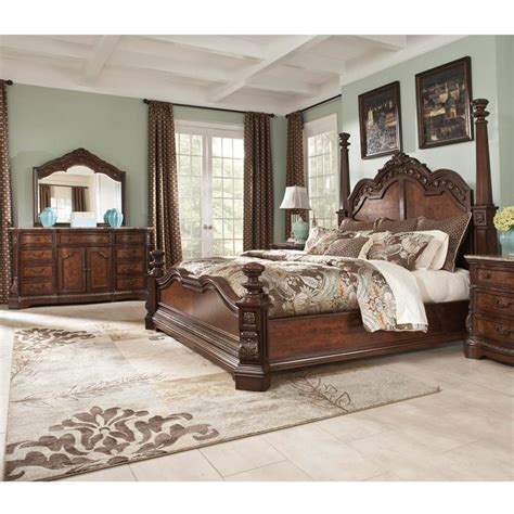 It is not a secret that shaker style interior doors can turn your room or the whole house look elegant and fresh. Go grand in your master bedroom. This traditional bedroom ...