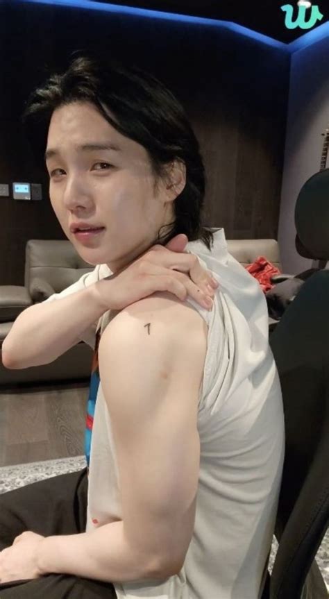 Suga de BTS revela por primera vez a ARMY en qué parte tiene su tatuaje