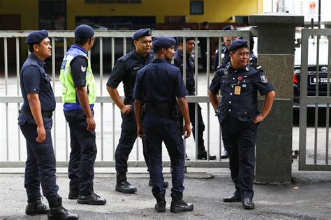 The royal malaysian police (abbreviation: 7 Johor policemen spotted enjoying at nightclub ...