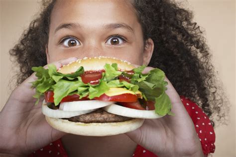 Elakkan membeli makanan mengikut selera sebaliknya berdasarkan piramid makanan untuk memenuhi keperluan nutrien badan. 5 Jenis Makanan Yang Tidak Sihat Untuk Kanak-kanak. Jauhi!