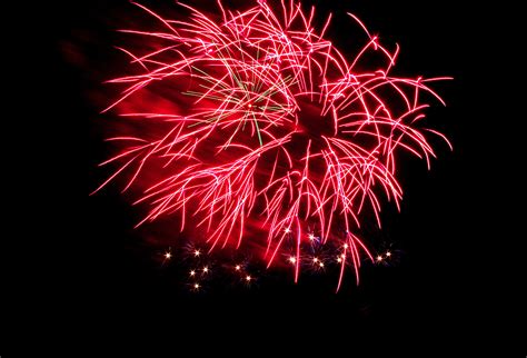 File:Fireworks 5051.jpg - Wikimedia Commons