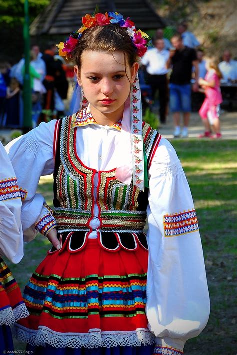 クラクフの伝統衣装。krakowianka で検索して頂くと、もっといろいろ出ます。 Polish Traditional Costume Polish Clothing
