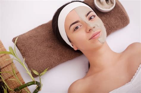 massagista fazendo massagem na cabeça de uma mulher asiática no salão spa foto premium