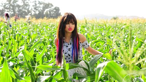 Hintergrundbilder Lebensmittel Frauen Im Freien Lange Haare Gras