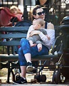 Anne Hathaway gaga de son irrésistible bébé Jonathan ! - Purepeople