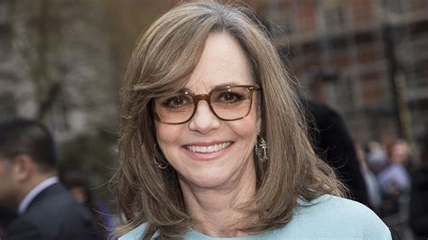 Sally Field Joins Hbos 1980s Lakers Series As Jerry Buss Mother