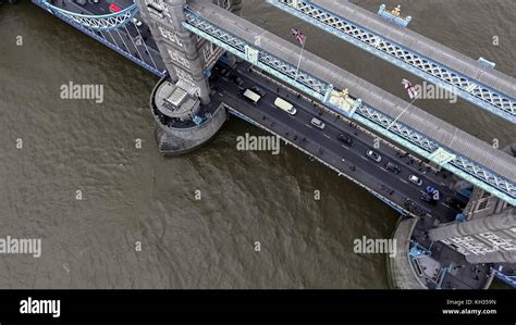 A Vista De Pájaro De Antena Del Icónico Tower Bridge Con Tráfico Transporte Y El Río Támesis En