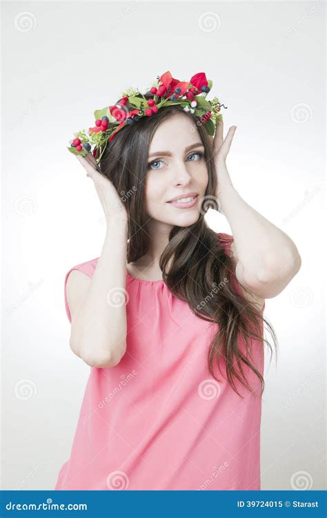 Giovane Bella Donna Con La Corona Del Fiore Sulla Testa Immagine Stock Immagine Di Accessorio