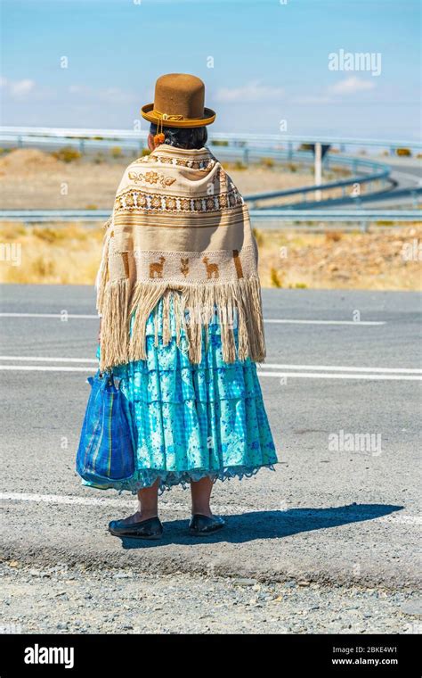 Mujer Indígena Boliviana Aymara Esperando Transporte Por La Carretera
