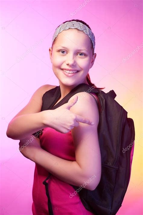 Adolescente Chica Va A La Escuela Con Una Mochila En La Espalda Fotografía De Stock © Dontcut