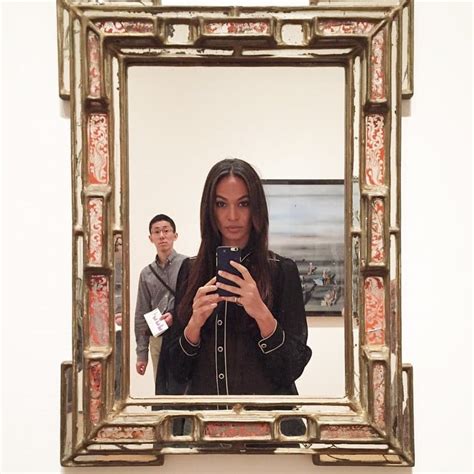 The Artsy Selfie Joan Smalls S Selfies Popsugar Latina Photo 16