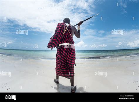 Masai Isoliert Am Strand In Watamu Diani Beach Kenya Afrika Porträt Eines Maasai Am Kendwa