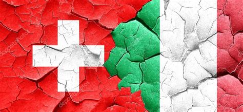 Italien war die klar bessere. Schweizer Flagge mit italienischer Flagge an einer Grunge ...