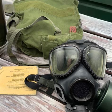 Us Army M40a1 M40 Black Gas Mask Size M L With Bag Booklet