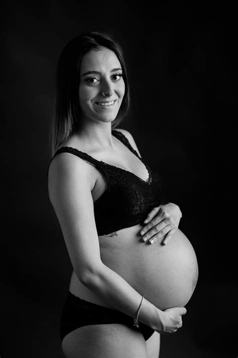 Elena Sesión de fotografías de embarazada en estudio en Sevilla