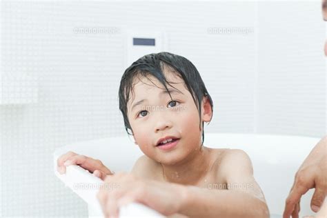 お風呂に入っている男の子 10518000387 ｜ 写真素材・ストックフォト・画像・イラスト素材｜アマナイメージズ