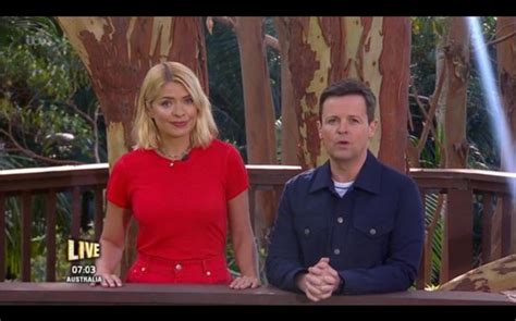 Holly Willoughby Distracts Im A Celebrity Viewers With Leggy Display Top Indi News