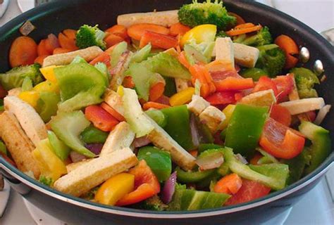 Cara membuat sayur bening dengan bahan bahan simple. Resep Cara Membuat Tumis Sayur Pelangi | Racikan Kuliner