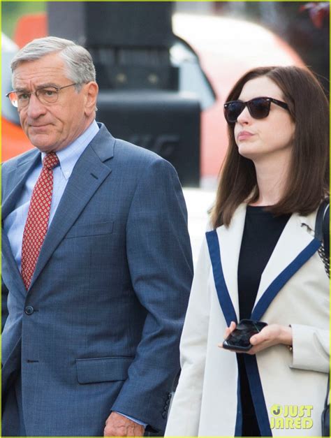 Photo Anne Hathaway Continues Filmin The Intern With Robert De Niro 02