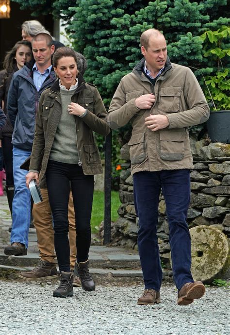 The queen of informal dressing shows us how to always stay kate stepped out in a chic khaki jacket, a maroon jumper, black jeans, matching boots and a scouts' style neckerchief. Kate Middleton Rocks Khaki Jacket And Biker Boots Combo In ...