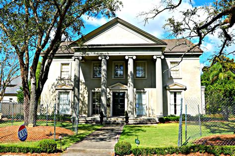 Mansions In Old Metairie On Northline Street With Large Homes And Lots