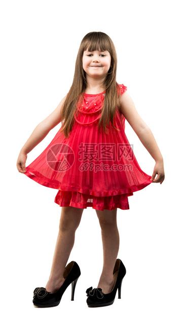 穿着母亲鞋的小女孩在白色高清图片下载 正版图片507259692 摄图网