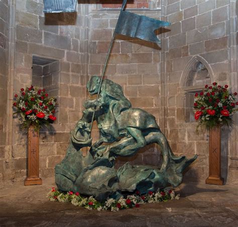 La Catedral De Barcelona Instala La Escultura Sant Jordi Y El Dragón De Salvador Dalí