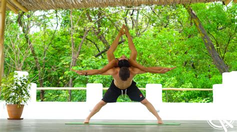 Couples yoga is a great way to boost communication, build trust and have fun! Stunning Pictures and Footage Show a Yoga-obsessed Couple Displaying Different Incredible Poses ...