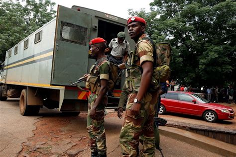 Zimbabwe Police Army To Patrol Together After Mugabe Ouster